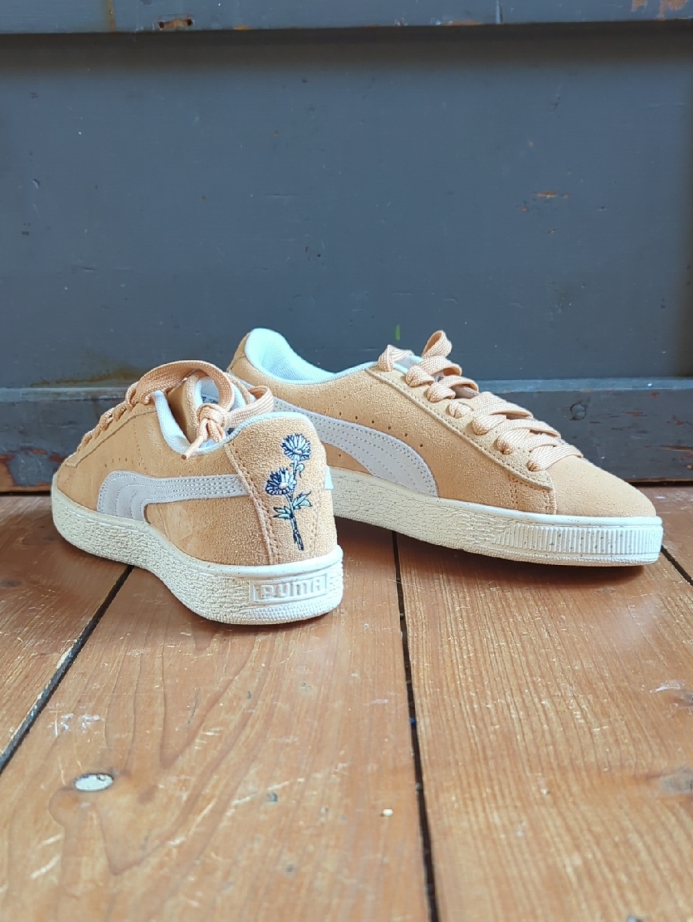 BNIB Puma Women Suede Sneakers in Tan with White Stripe and Daisy Embroidery